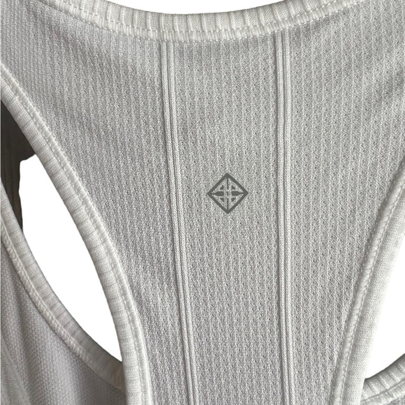 ✅Antonio Melani Active Reflect Seamless Soft Jewel Neck Tank NWT - Picture 4 of 7